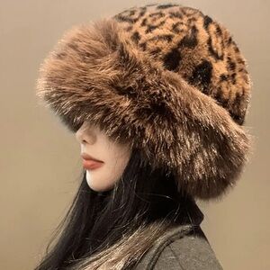 Elegant  Fur Hat in off-white, pink, black brown or spotted NWT